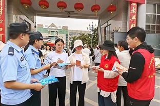 火力十足！爱德华兹半场9投5中得到15分 次节发力独揽11分